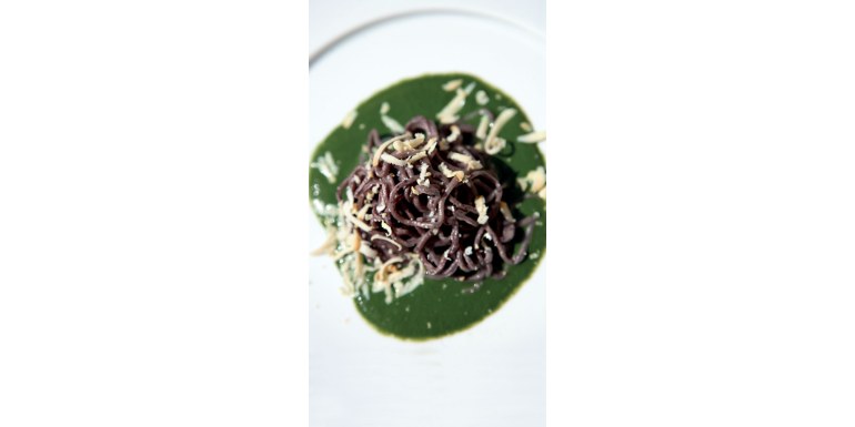 Tagliolini al nero di montagna, burro affumicato e crema di ortica di sottobosco