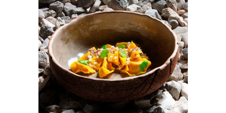 Raviolo del Plin ripieno di ricotta del maso "Chi Prà" erbe selvatiche fave e muschio islandese