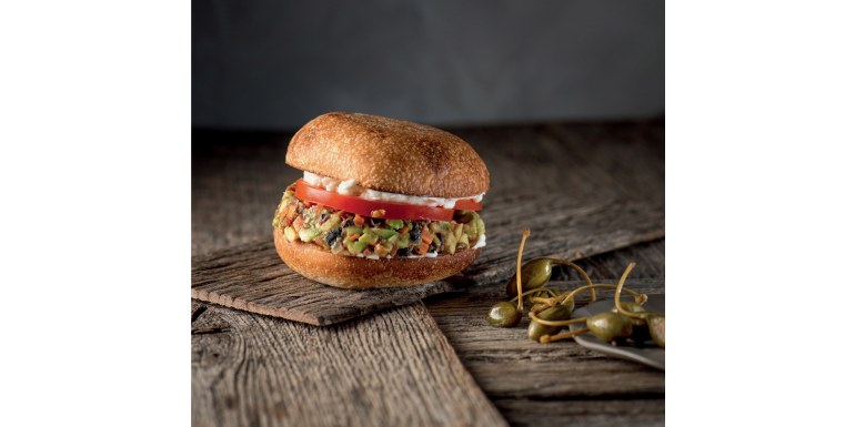 Hamburger vegano, maionese di mandorle e spezie