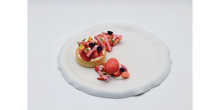 Tartelletta con fragole e fiori di sambuco