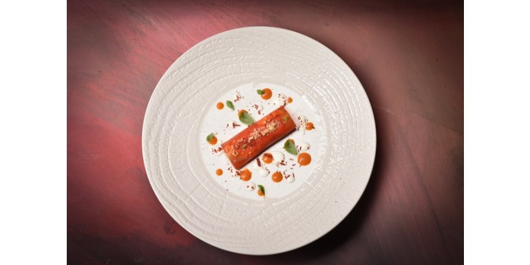 Cannolo di pomodoro con burrata e pistacchio