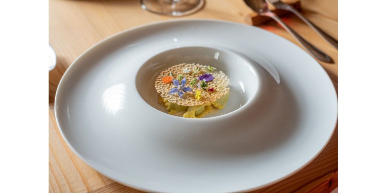 Plin di foglie di papavero e borragine, acqua e cialda di nocciola Tonda Gentile