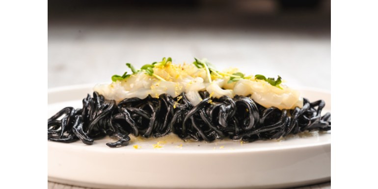 Tagliolini al nero di seppia, burro salato, tartare di cappesante e limone di Sorrento