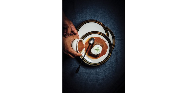 Pan di zenzero con salsa al bourbon e allo sciroppo di datteri